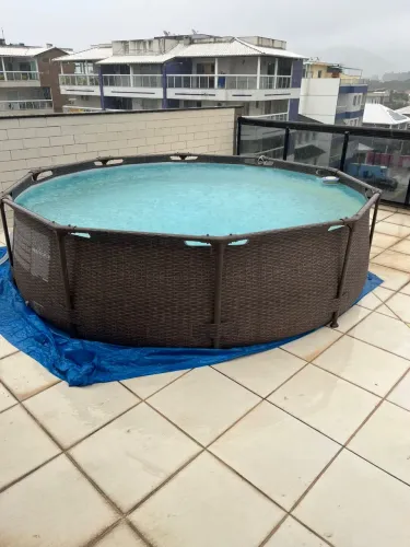 Piscina 4.678 L. Com capa e lona pra forrar
