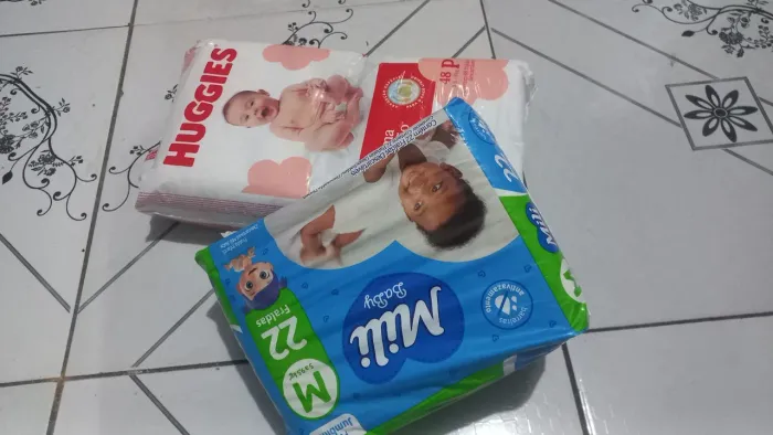 Vende 2 pacotes de fraldas huggies P ( faltando apenas uma fralda )e mili M