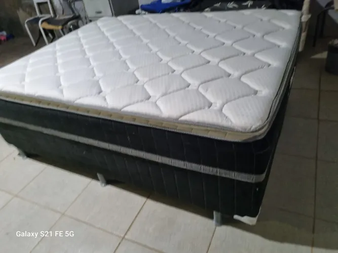 Cama Box Queen size molas enssacadas acoplada muito bem conservada ENTREGO
