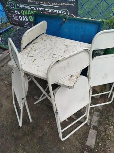 Jogo de Mesa com 4 cadeiras de bar de ferro