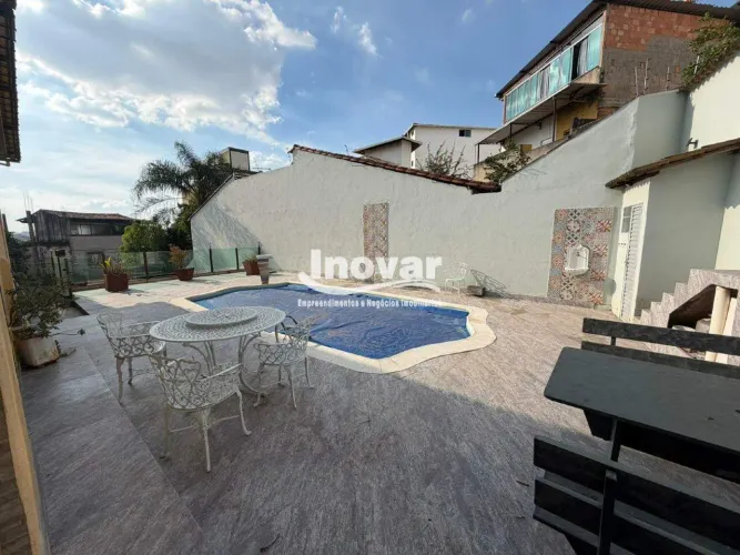 Casa com aproximadamente 639 m2 5 Quartos (1 Suíte Master + 2 Semi Suítes), 6 Banheiros, 4