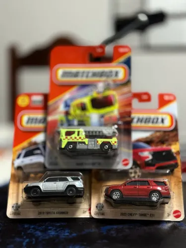 3 miniaturas carros matchbox Hotwheels mattel