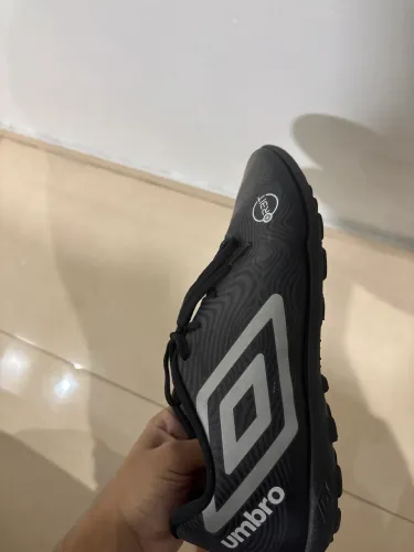 Chuteira de campo Umbro