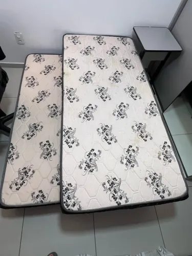 Cama de solteiro com auxiliar retrátil e 2 colchões