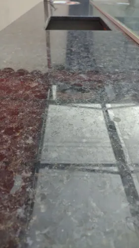 Carrinho de lanches em mármore com geladeira e duas chapas,