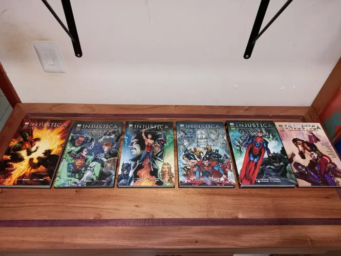 Coleção DC "Injustiça" em capa dura: Do "Ano 1" ao "Ano 5" + "Marco Zero"