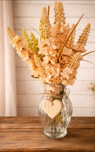Vaso de vidro com flores artificiais