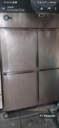 Câmara fria com 4 portas, sem funcionar.
