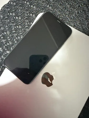 Vendo IPhone 11 64MB única dona, acompanha caixa, nunca teve tela ou bateria trocadas