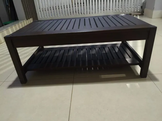 Mesa de Centro Rústica Ripada Marrom com Prateleira