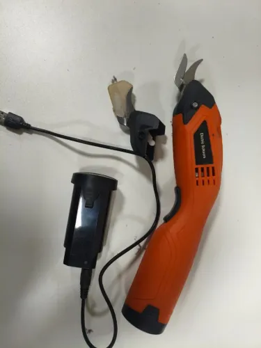 Tesoura eletrica semi nova