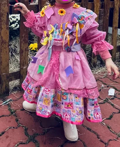 vestido de festa junina infantil com manga longa.