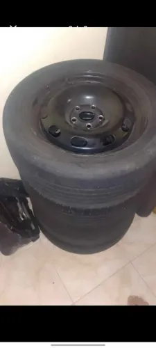 Vendo pneus aro 15 roda de ferro 5 furos