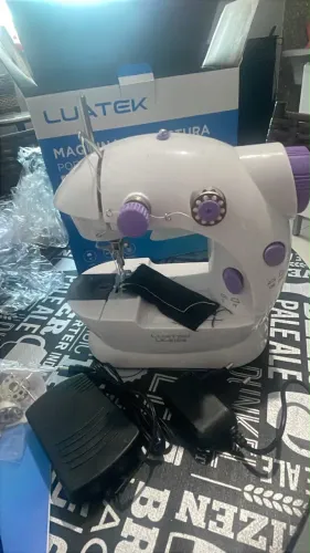 Máquina de costura portátil.