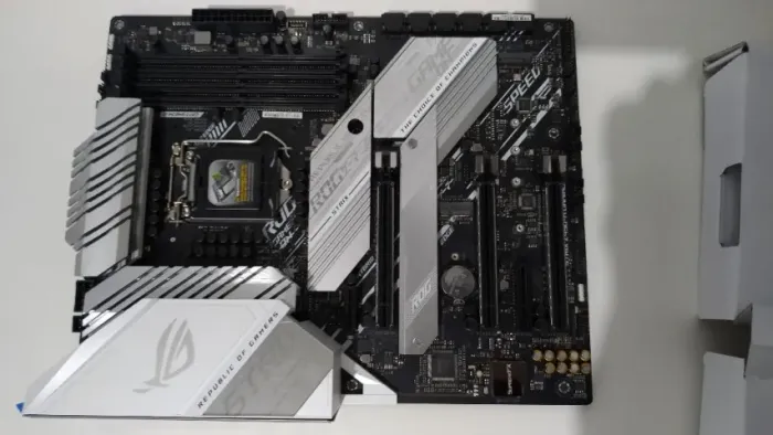 ASUS ROG STRIX Z490-A GAMING - PARA RETIRADA DE PEÇAS / COM DEFEITO