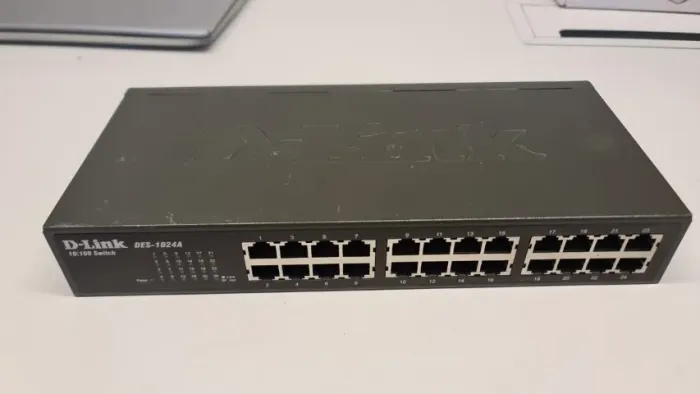 SWITCH D-LINK DES-1024A - 24 PORTAS