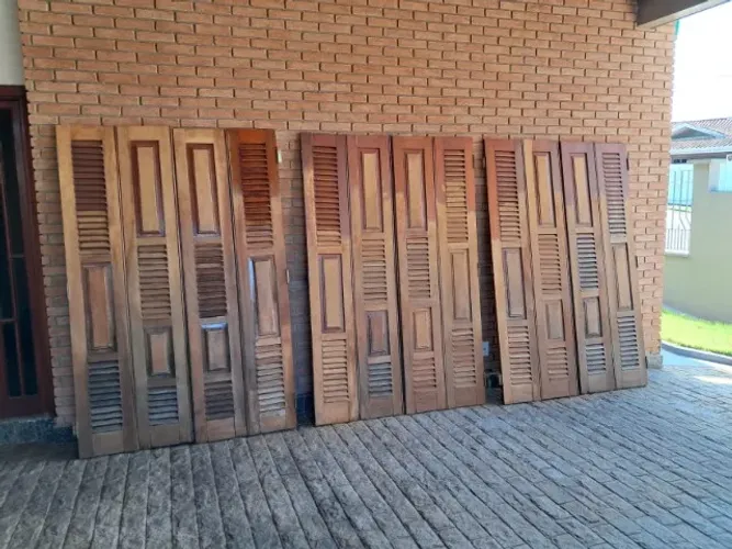 portas Balcão em madeira maçiça