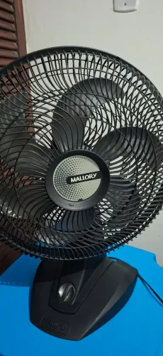 Vendo ventilador com avaria...liga mais roda a hélice  por R$ 40- WhatsApp *