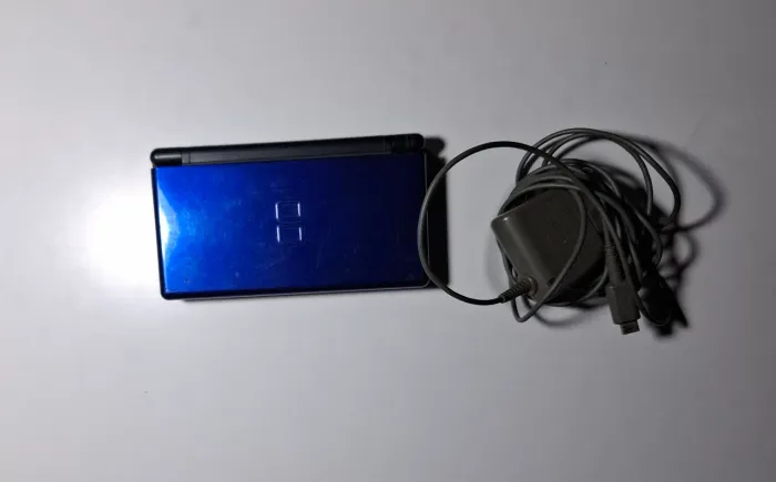 Nintendo DS Lite Azul + Carregador original + Cartão R4 com diversos jogos.