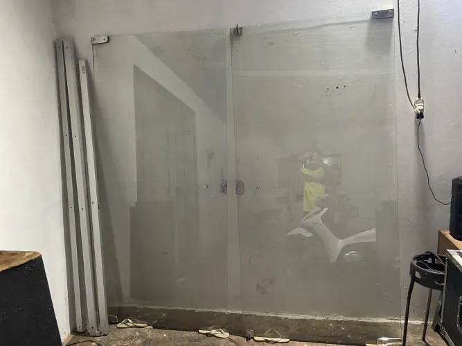 Altura da porta de vidro 2,4 cm Comprimento da porta de vidro 2,4 centímetros