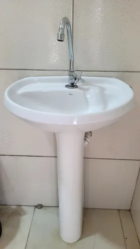 Lavatório com coluna