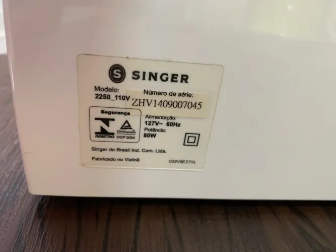 Esta é uma máquina de costura Singer Tradition 2250 branca
