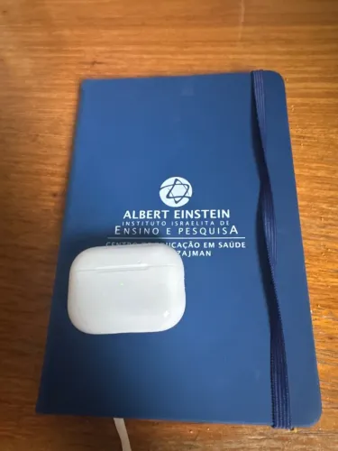 Vendo AirPods Pro de 2ª geração, semi-novo sem marcas de uso. Extremamente novo