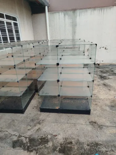 Vende -se gôndola de vidro.