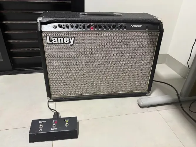 Amplificador Laney LV300 Twin Pré Valvulado