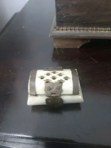 porta joia ou pílula em osso vintage