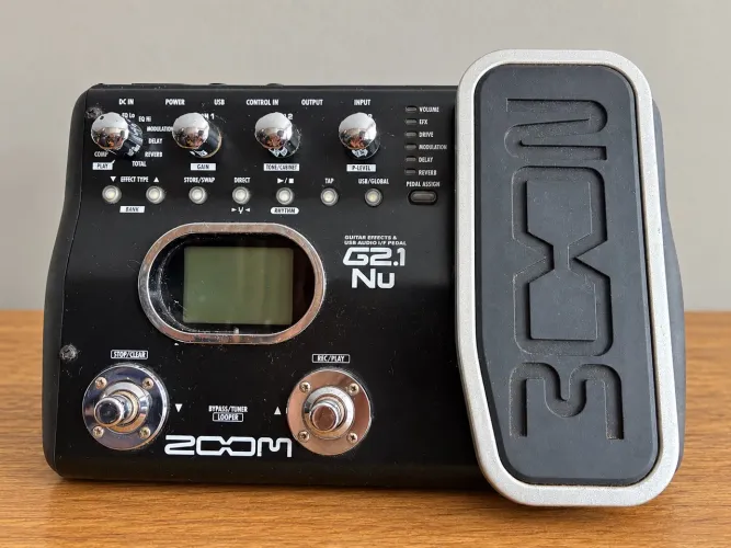Pedaleira Zoom G2.1 Nu para guitarra com pedal de expressão