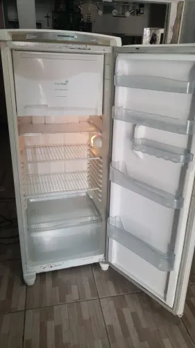 Vendo uma Geladeira fos free