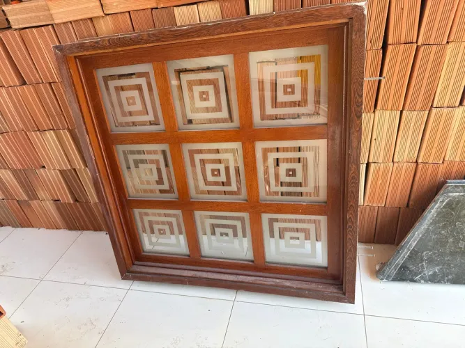 Janela de madeira maciça com vidro