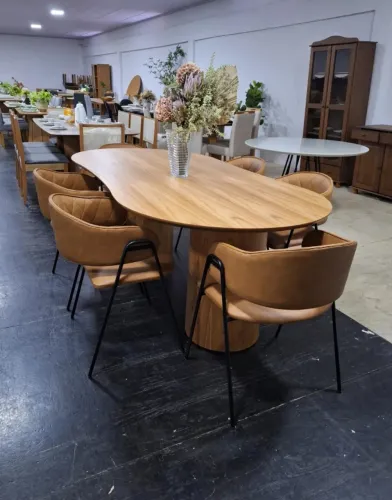 Mesa de Jantar tampo oval 2.20m com 6 cadeiras no courino