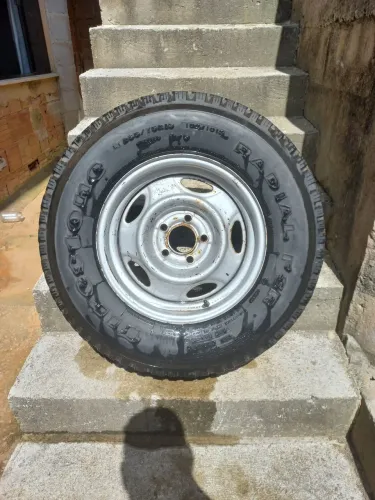 Vendo pneu com aro 235/75/15
