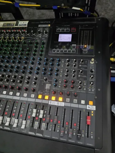 Mesa de Som Yamaha MGP32X - 32 canais
