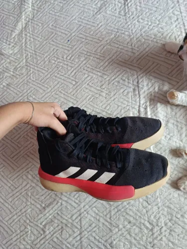 TÊNIS DE BASQUETE ADIDAS
