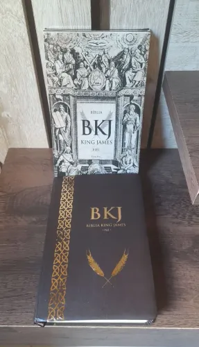 Bíblia King James Ultra fina marrom (Usada conservada)