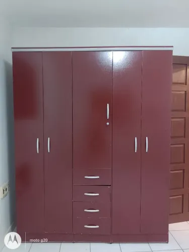 VENDO COM URGÊNCIA, UM GUARDA ROUPA! VALOR: 350,00