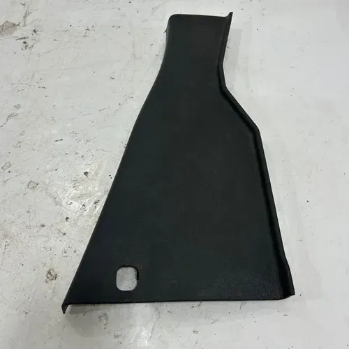 Moldura Coluna Traseira Direita Amarok 2012 A 2016