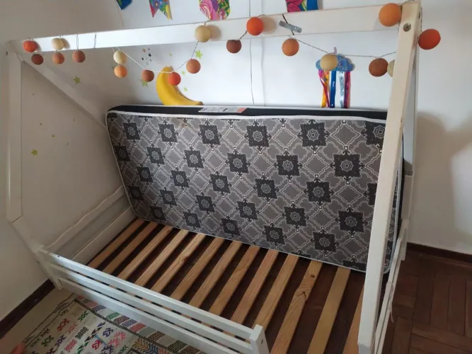 Cama Montessori Solteiro (com colchão - marcas de uso)