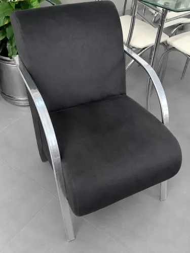 Poltrona Decorativa Suede Preto com Braços Cromados