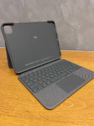 Capa Teclado Folio Touch Logitech iPad Pro 11 M3