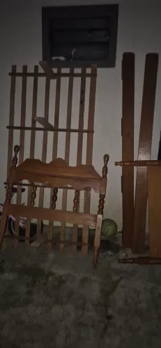 Cama para solteiro , de madeira