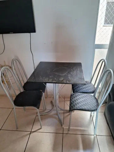 Vende-se conjunto mesa e 4 cadeiras!