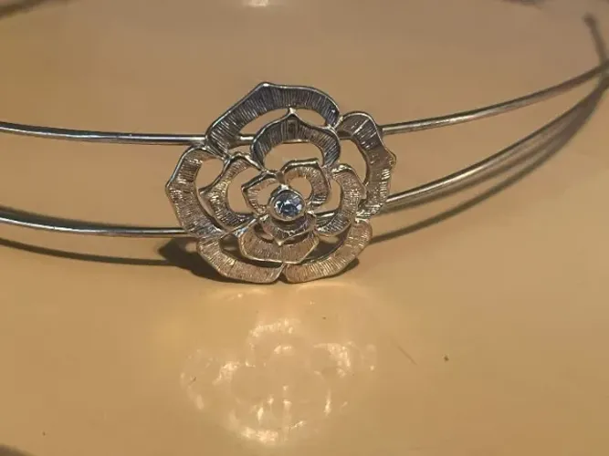 Tiara dourada com joia formato flor