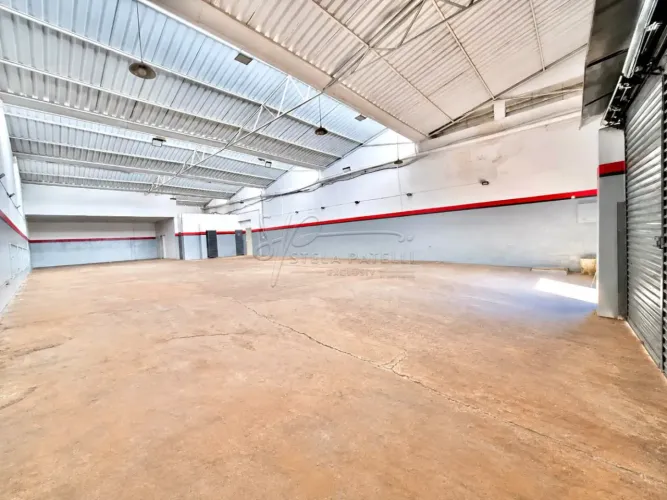 Galpão comercial de 360m² com 03 banheiros para locação e venda - Centro