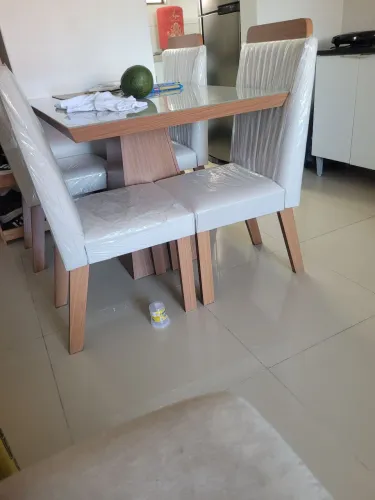Mesa com 4 cadeiras