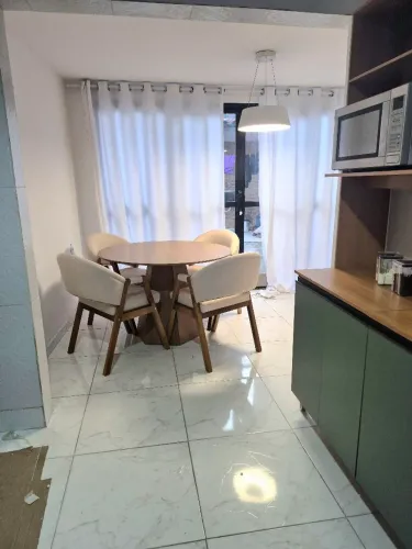 Mesa e cadeiras de madeira maciça, para vender logo