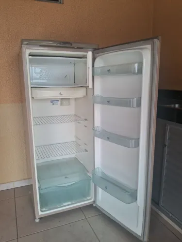 Refrigerador antigo mais funciona perfeitamente